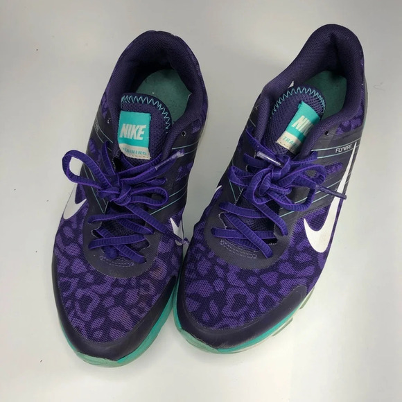 Nike woman’s running/walking shoes.  Size 6. - Picture 3 of 8